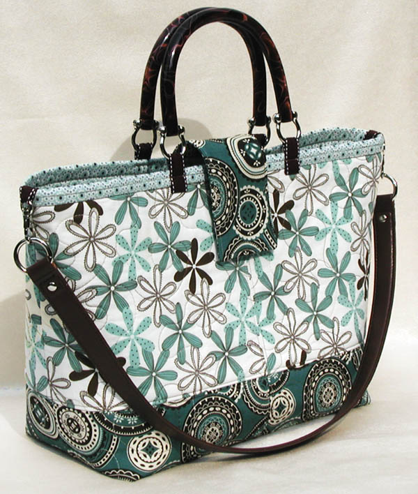 Detachable bag strap outlet
