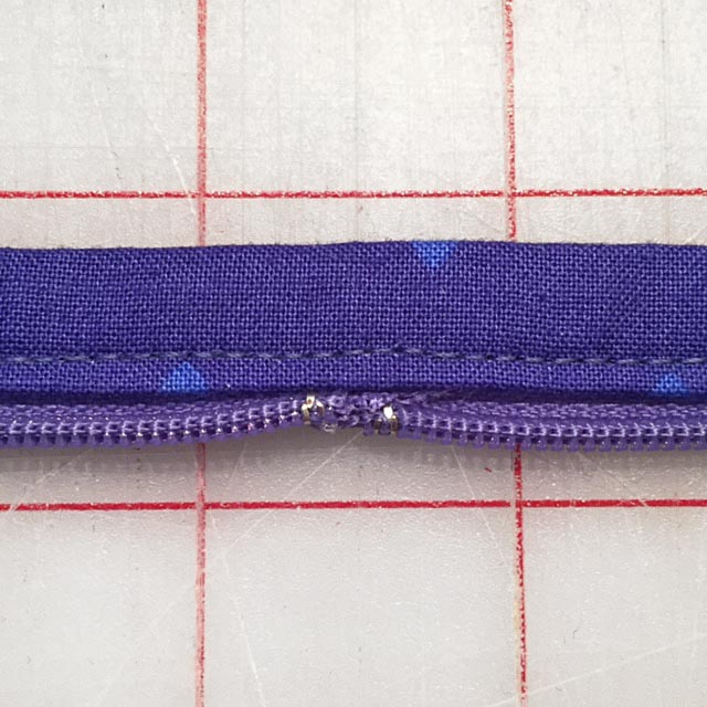 Sewing Tip: stack and overlap zipper ends for a continuous looking zipper on our Fobio Badge Lanyard, from #LazyGirlDesigns