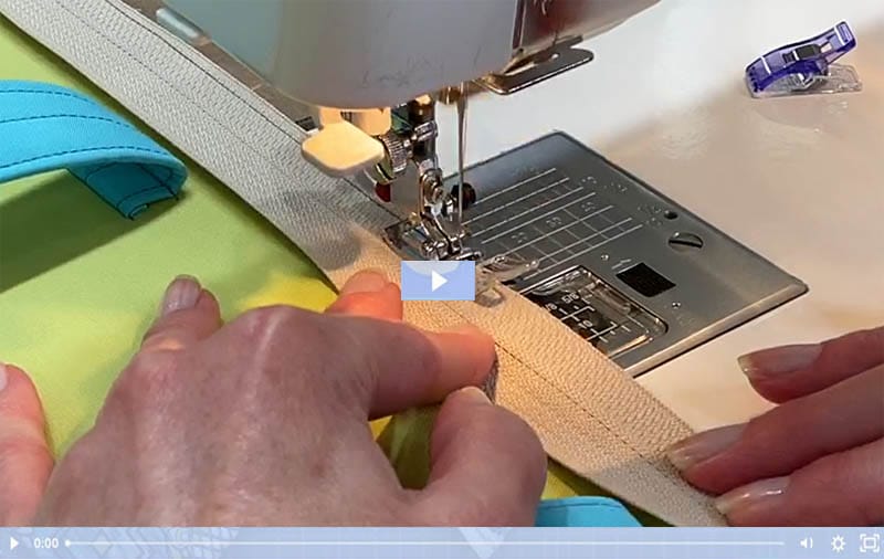 5 TIPS TO HELP YOU SEW BETTER WITH ZIPPERS  Perfect your top stitching  when sewing zipper pouches! 